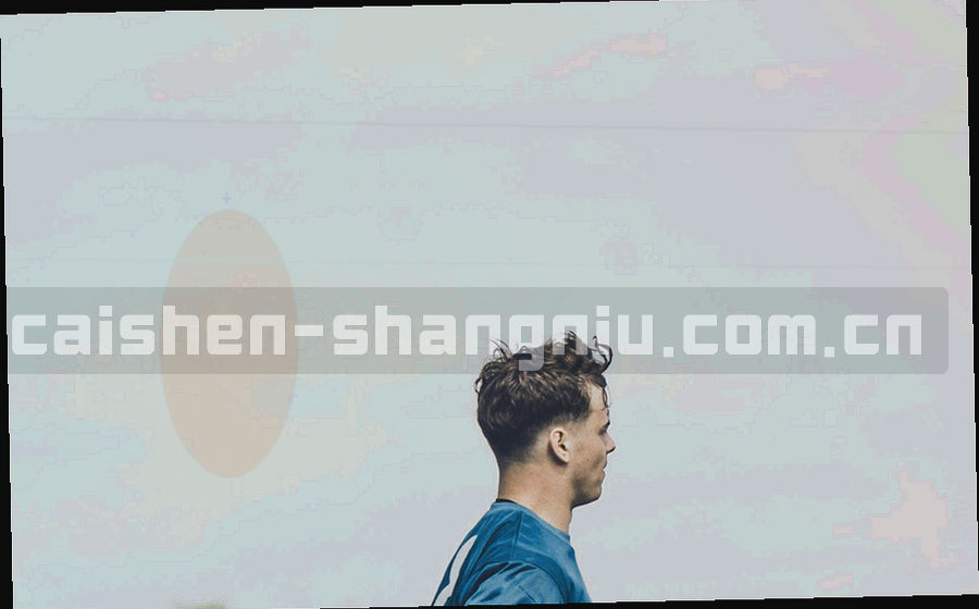 五枚不同颜色的贴角标签环绕一个中心纸片的抽象示意图