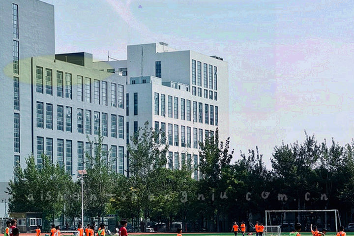 层叠的纸张面板彼此压出纸边，右上角贴着两枚小标签，暗示版本公告的排布方式